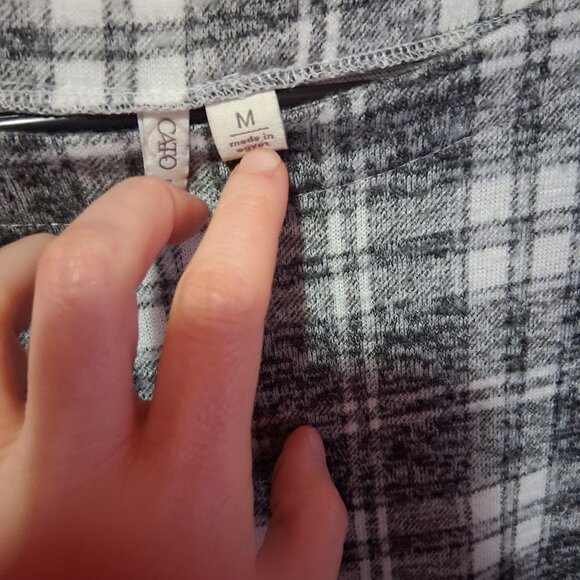 Cato Medium Black White Plaid Long Sleeve Shoulder Button Top - Picture 2 of 4